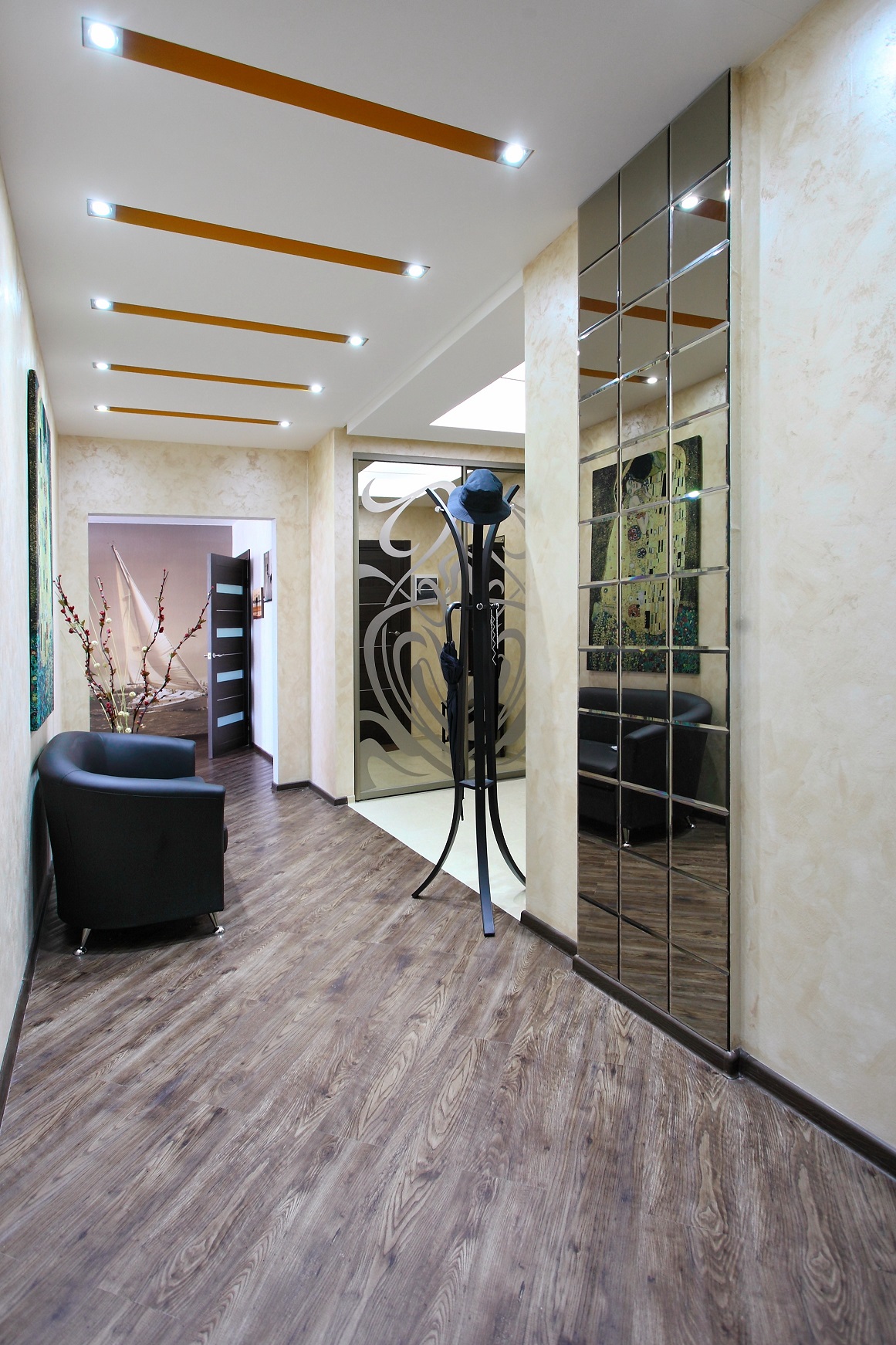 Зеркало в прихожую в раме больших размеров