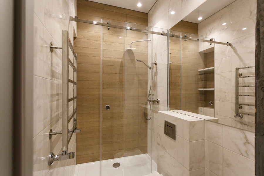 Стеклянная душевая раздвижная