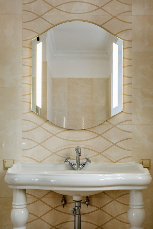 Зеркало с подсветкой настенное